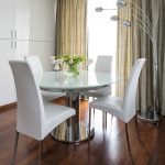 salon avec une table ronde dans le style du minimalisme