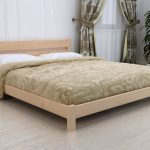 lit en bois massif dans la chambre