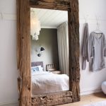miroir dans la chambre dans un cadre en bois