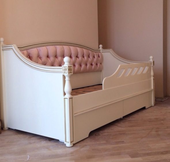 Canapé-lit pour la fille dans un style classique