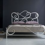 Design de chambre à coucher avec lit forgé