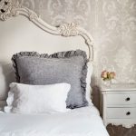 Lit avec tête de lit sculptée pour l'intérieur dans le style de la Provence