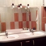 Miroir de salle de bain à charnière