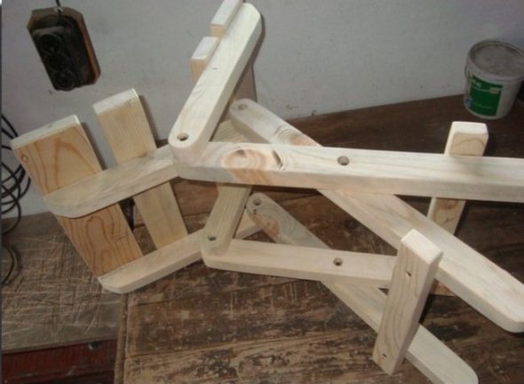 Chaises en bois faites maison photo