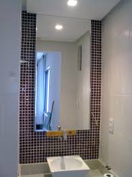 Installer un miroir dans la salle de bain