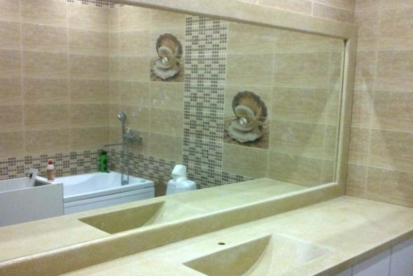 Dans la salle de bain, il est habituel d'installer des miroirs assez grands.
