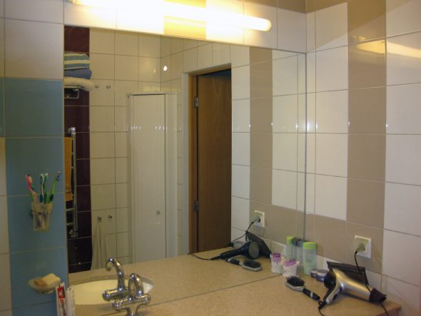 Miroir dans la salle de bain de l'appartement