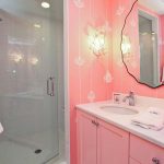 conception de miroir dans la salle de bain