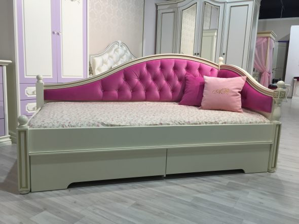 canapé-lit pour un adolescent dans un style classique