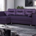 canapé violet avec des oreillers