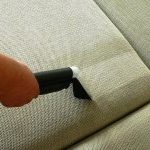 se débarrasser de la saleté sur les meubles rembourrés à la maison