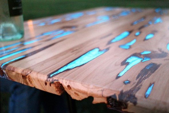 faire une table brillante en bois et résine époxy