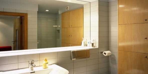 façon d'installer un miroir dans la salle de bain est un collage de carreaux