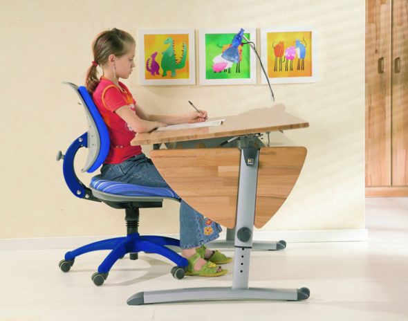 chaise et bureau pour écoliers