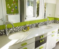 kabinet bilik mandi putih-hijau