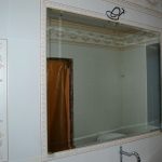 installation de miroir de salle de bain