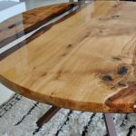 Une autre table en bois lumineuse peut être faite ronde.