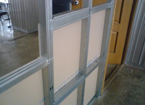 Installation de cloison sèche sur le cadre