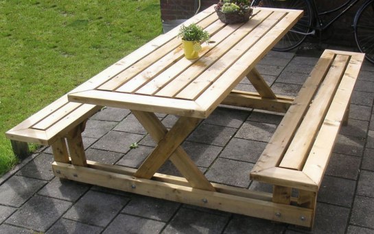 Table de jardin en bois avec des bancs
