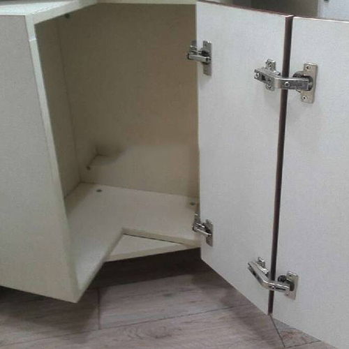 Porte composite dans un tiroir d'angle sécurisé avec deux jeux de charnières