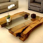 table en bois avec verre