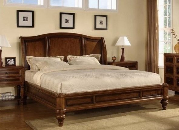 lit double en bois massif à l'intérieur