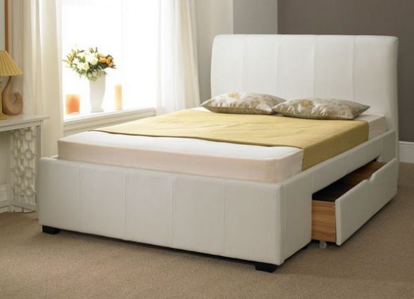 lit double avec tiroirs à l'intérieur