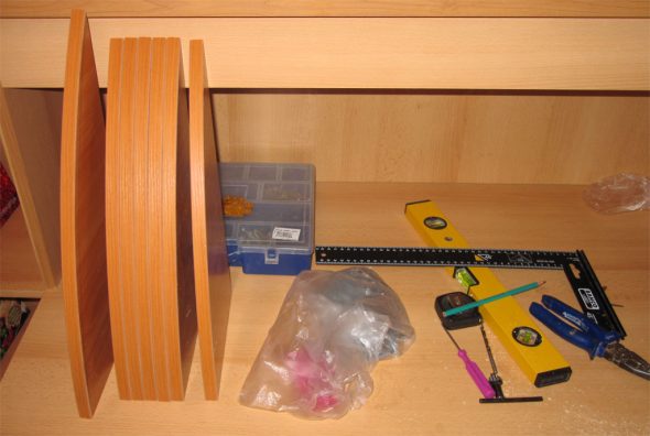outils pour monter des étagères dans l'armoire