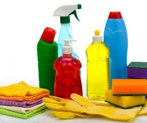outils nécessaires pour nettoyer les meubles rembourrés à la maison
