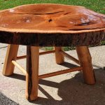 table en bois à 4 pieds