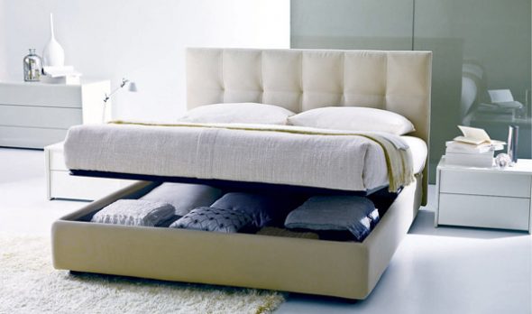 Photo d'un lit double avec un mécanisme de levage