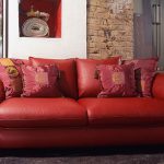 Coussins décoratifs pour un canapé rouge