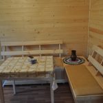 Meubles en bois avec des sièges moelleux pour une maison de campagne