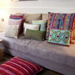 Canapé sans accoudoirs avec coussins décoratifs