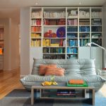 Salon avec bibliothèque pour maison privée