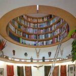 Bibliothèque au plafond en forme de hublot