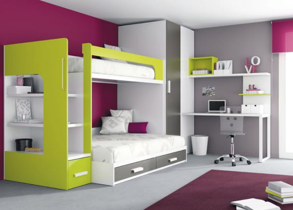Petite chambre d'enfants avec une armoire intégrée et des tiroirs dans le lit