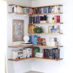 Une petite bibliothèque à la maison dans le coin de la pièce