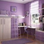Petite chambre confortable en violet