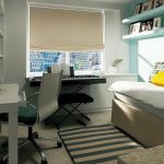 Petite chambre confortable avec espace de travail et de loisirs