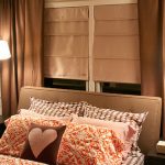 Petite chambre romantique avec un lit près de la fenêtre