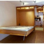 Mobilier de petite chambre avec un lit intégré