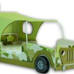 Jeep verte ouverte comme lit pour bébé