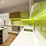 Éclairage vert dans la cuisine