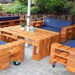 Les meubles de jardin de palettes avec des chaises molles faites-le vous-même