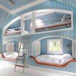 Chambre de style nautique avec lits équipés