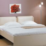 Chambre aux couleurs pastel avec un lit insolite