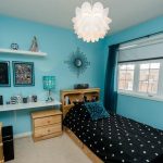 Chambre confortable pour un adolescent dans les couleurs bleu et noir