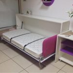 Petite chambre confortable en violet