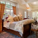 Grand lit en bois pour une maison de campagne